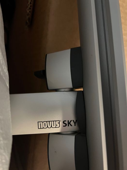uchwyt novus sky z telewizorem alphatronic 19-calowy. do kampera/przyczepy