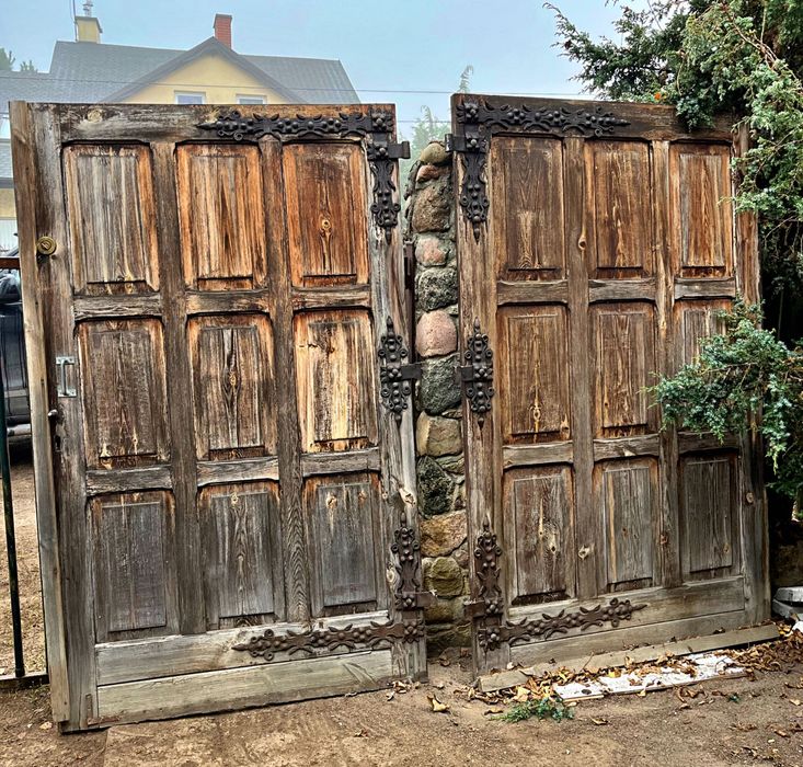 Drewniane drzwi garażowe[brama] z pięknymi okuciami + drzwi wejściowe