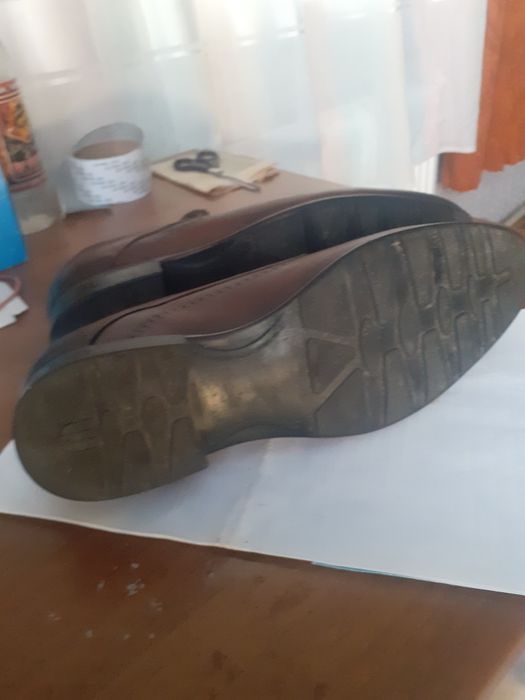 Продам шкіряні туфлі 40 розміру, майже нові.