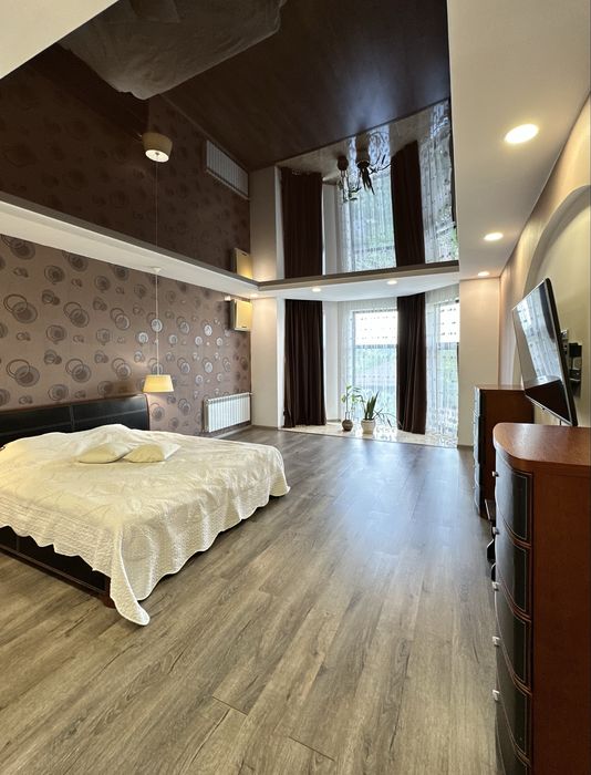 Продам добротный 2-х эт. дом 285 м2 в Обуховке, озеро Попасное, лес