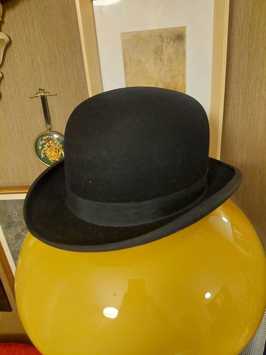 Chapéu de senhora de penas e chapéu de côco