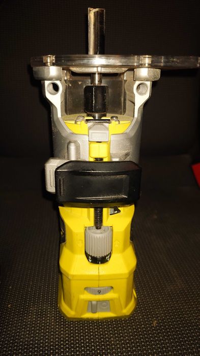 Fresadora Ryobi (RTR18) de 18volts