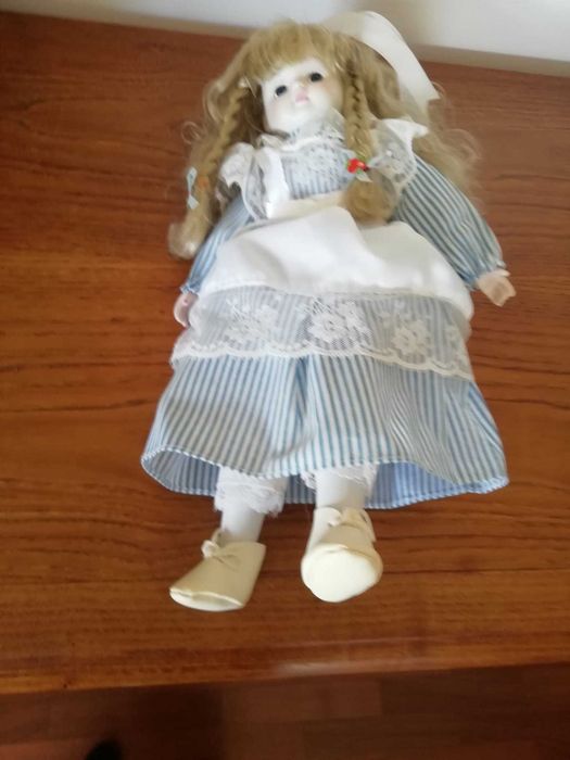 Antiga boneca em porcelana