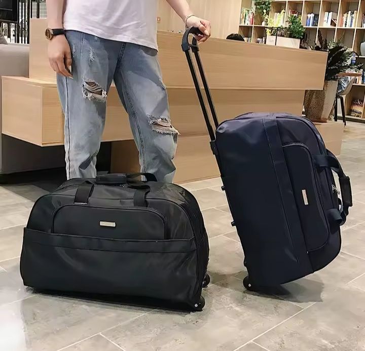 Дорожня валіза на колесах в чорному та  темно синьому кольорі