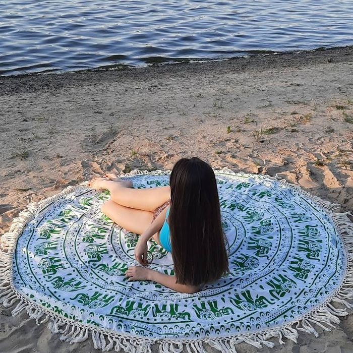 Круглі покривала з бахромою.