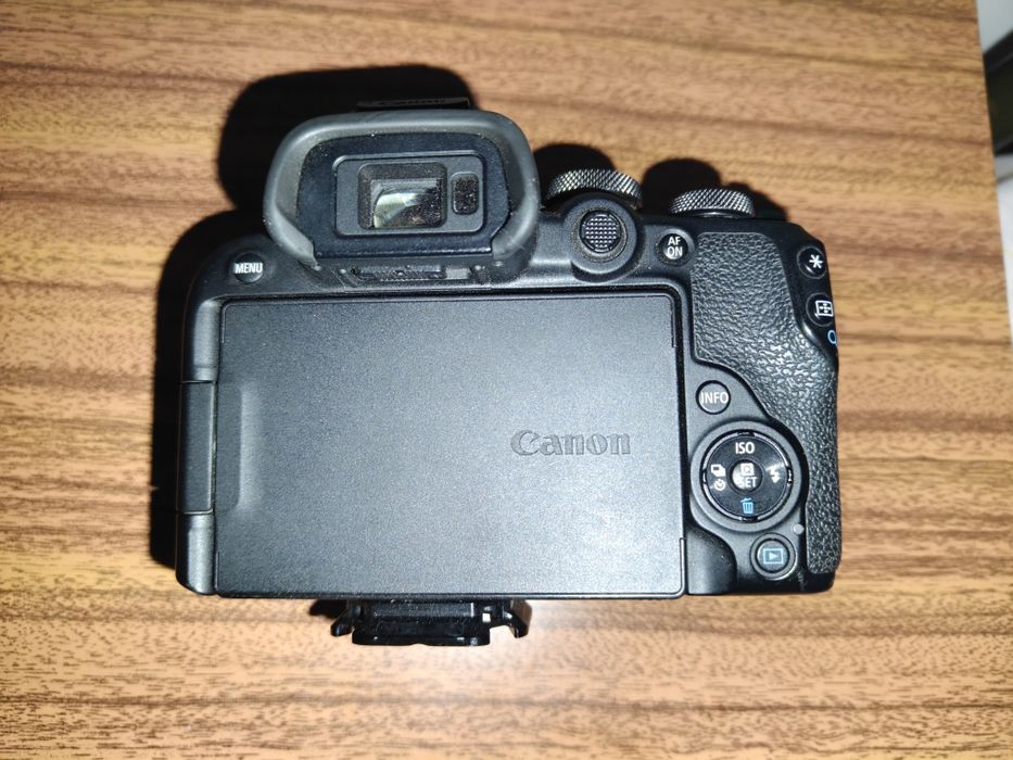 Canon EOS R10 como nova, com lente RF-S 18-45