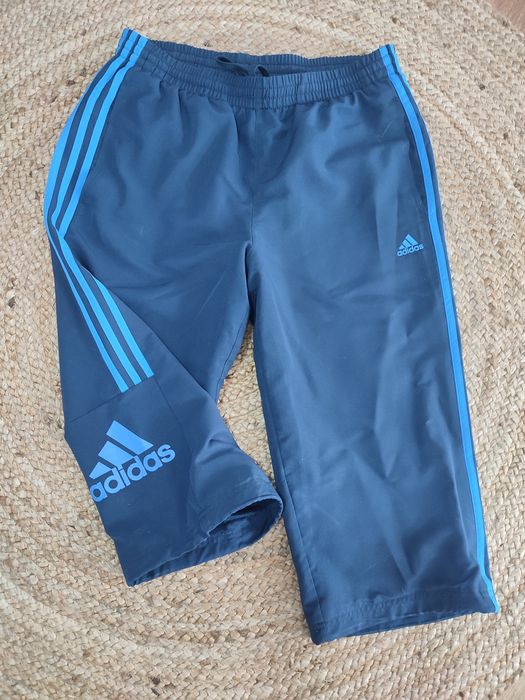 Granatowe spodnie 3/4 Adidas M  z niebieskimi paskami, klasyczne logo,