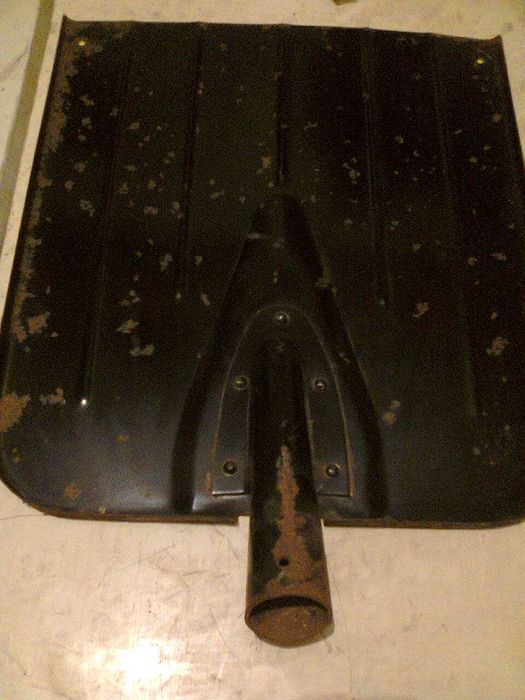 Металеві снігові лопати