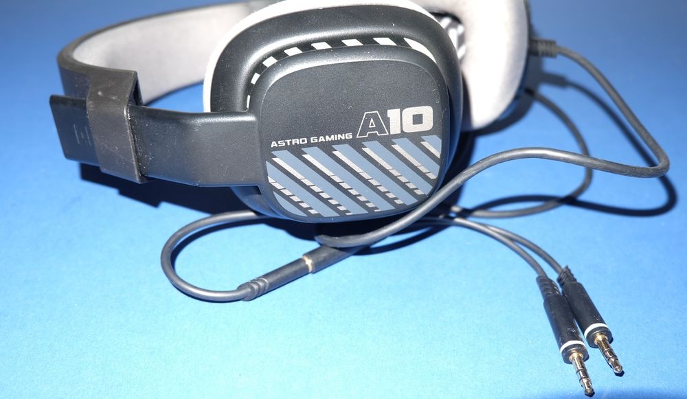 Геймерские наушники astro gaming a10 с микрофоном.
