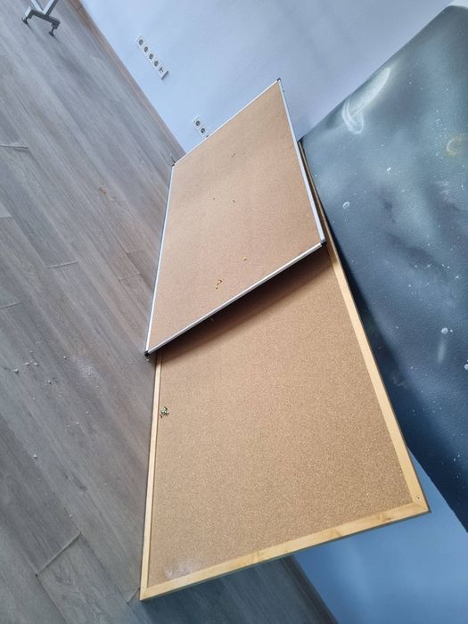 столы и стулья  и стеклянные доски для школы