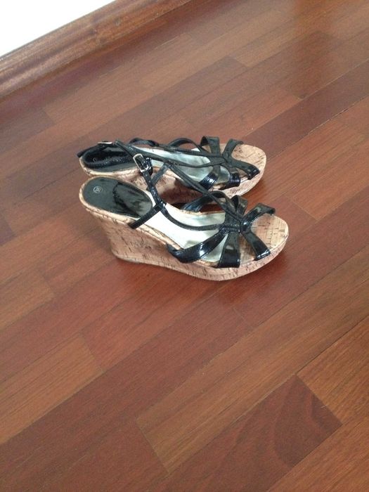 oportunidade - sandálias  5 euros-  nº35.5 e 36