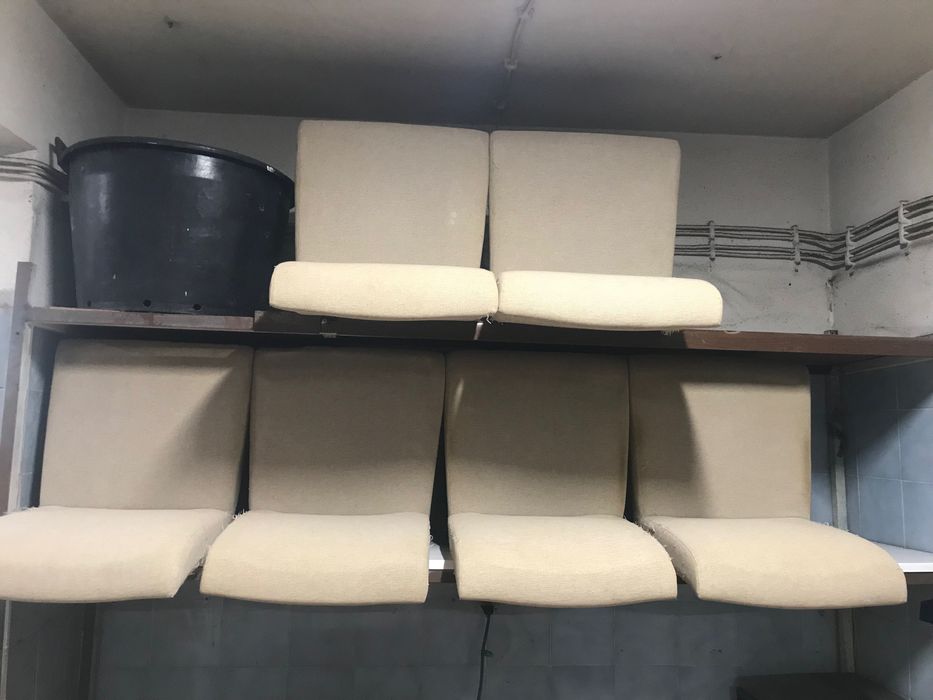 6 Cadeiras de sala forradas bege pés pretos / Máscara Veneziana