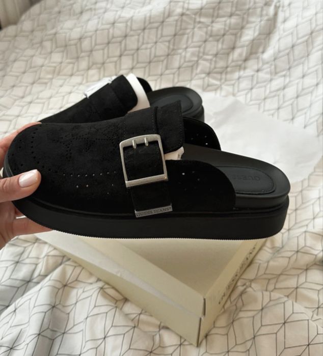 Mule Guess r.38 w czarnym kolorze