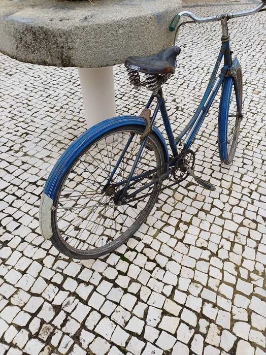 Bicicleta antiga quadro de senhora