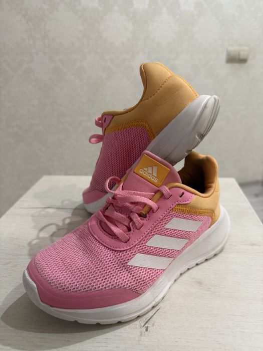 Кросівки adidas  устілка  21,5 см
