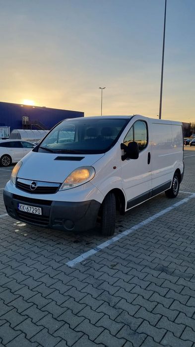 Opel Vivaro Zadbany bezwypadkowy bus 3 os. VAT 1 klimatyzacja WEBASTO FV 23%