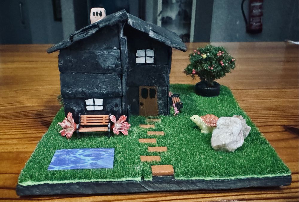 Casinha em xisto com cerca e cavalo