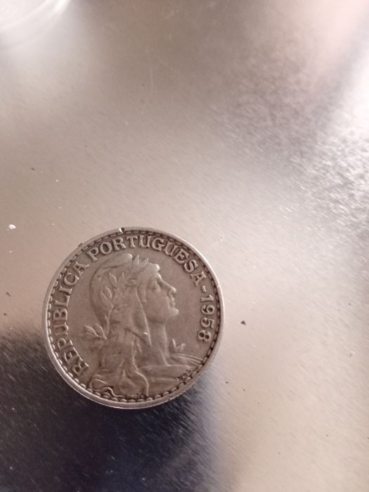 Moedas portuguesas e uma de um dólar americano