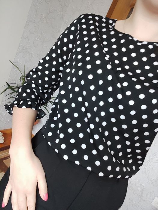 Жіноча блузка в горошок