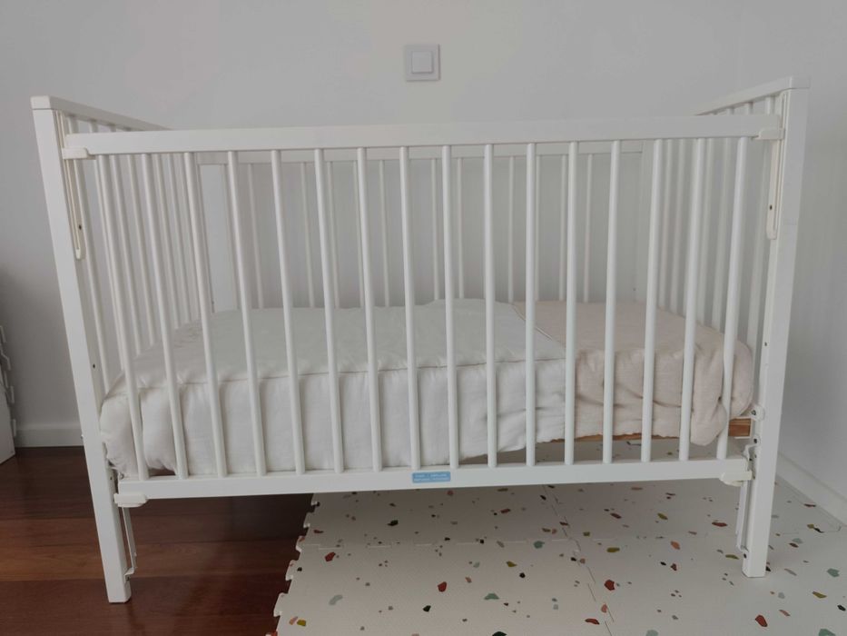 Cama de grades com colchão para bebé