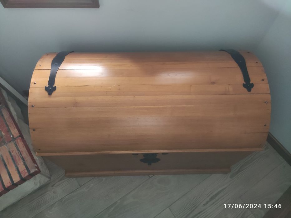 Baú de grandes dimensões em madeira maciça