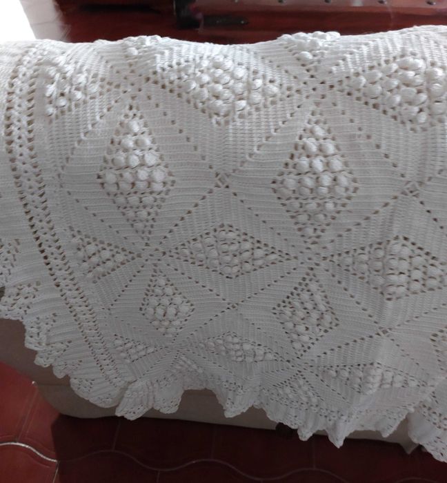 Colcha  de crochet, feita à mão, muito bom estado.