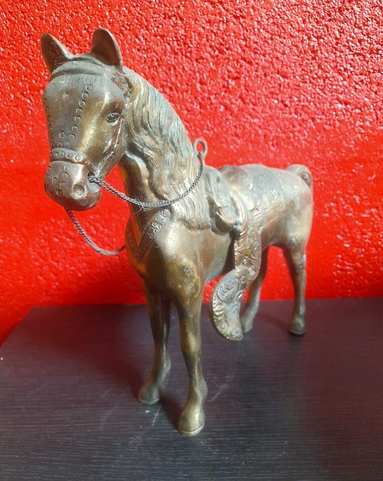 Cavalo latão maciço antigo