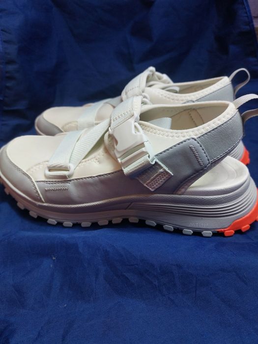 Продам жіночі сандалі Clarks 200