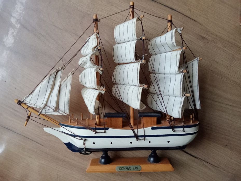 Сувенирная модель парусника.