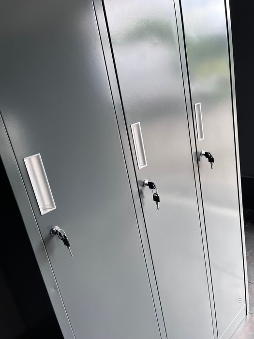 szafa ubraniowa szatnia pracownicza BHP 3 drzwiowa metalowa zaplecze W