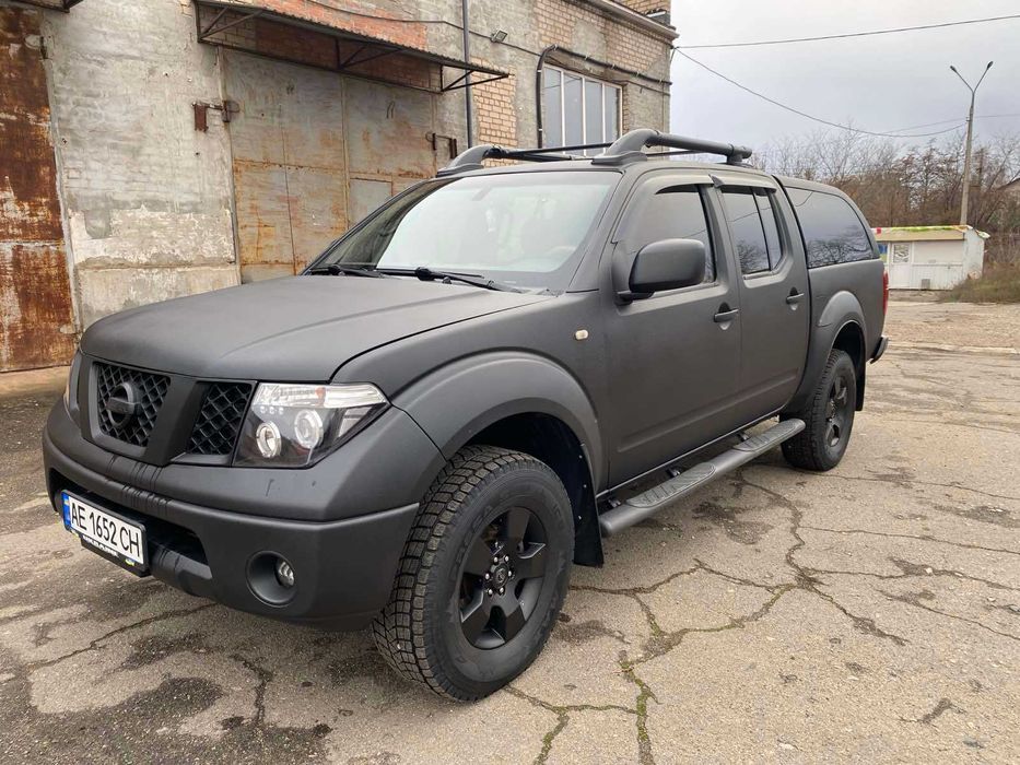 Nissan navara D40. 2008р Один власник, в гарному стані. Кузов пофарбований в RAPTOR. Зроблений капітальний ремонт двигуна. Нове щеплення, новий маховик, нова турбіна. Встановлену нову посилену підвіску пружини і амортизатори PROFENDER, задні посилені ресори IRON MAM. Ліфт +4см. Гарна зимова гума. Підготовка під додаткове освітлення. Задній парктронік. Фаркоп. Якісне LED світло