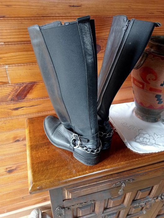 Botas pretas de mulher