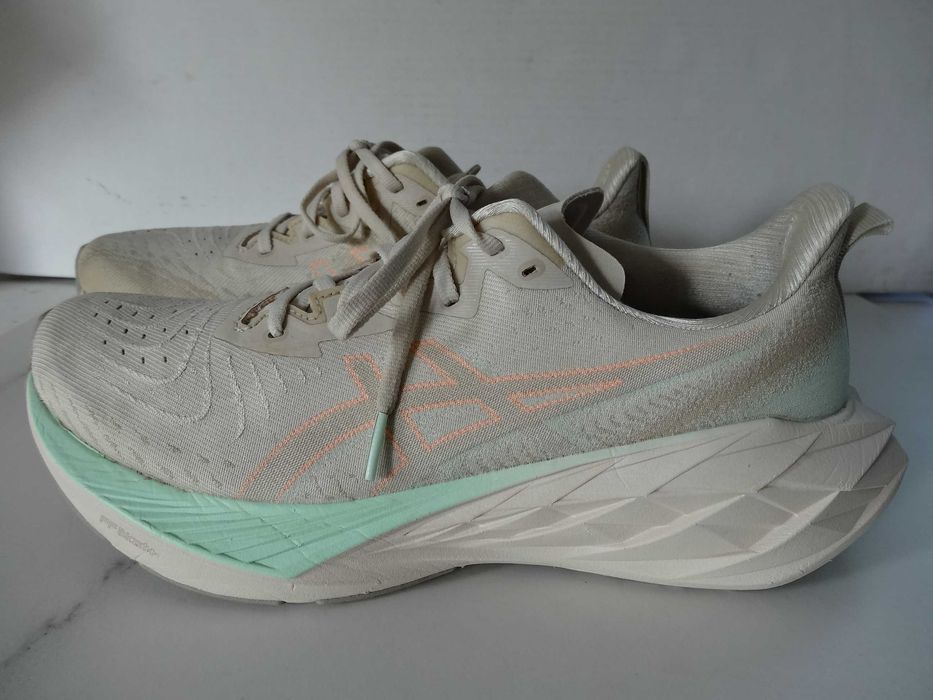 Buty ASICS NOVABLAST 4 roz 43,5 Bieganie Sportowe