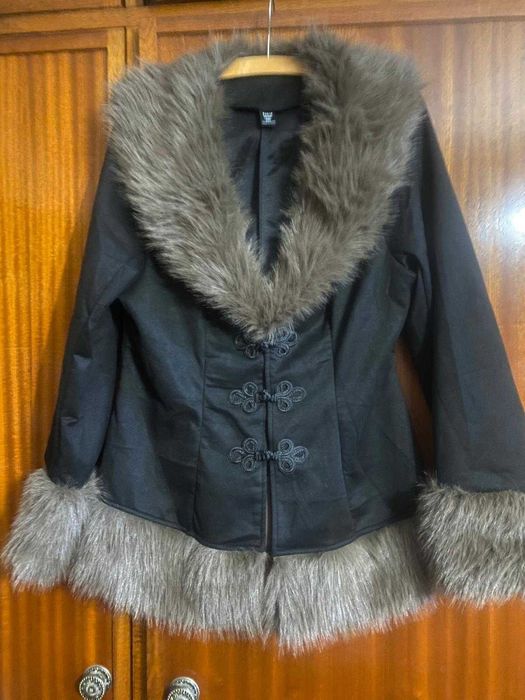 Casaco Preto com Pelo e Fechos Alamares