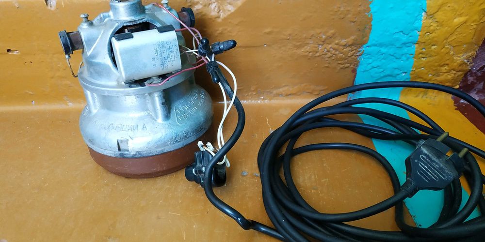 Продам мотор от пылесоса Ракета-12 А и пылесборник