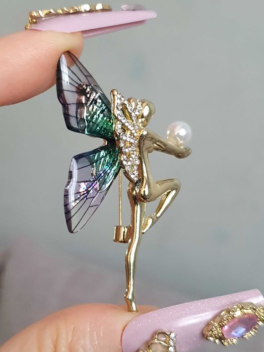 Broche / pregadeira fada dourada azul e roxo, asas acrílico e cristais