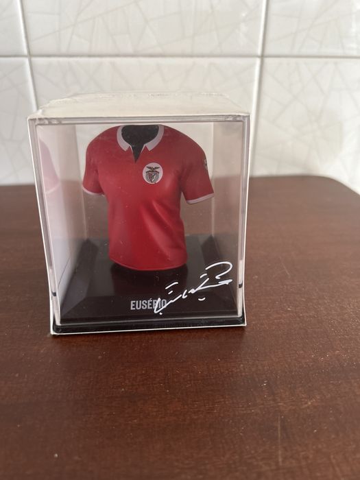 Figura Camisola Benfica Eusebio com assinatura