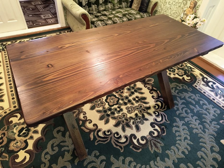 Стіл з масиву дерева