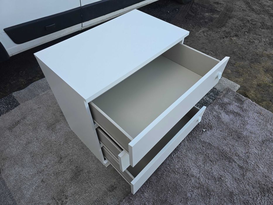 Biała komoda z trzema szufladami IKEA MALM
