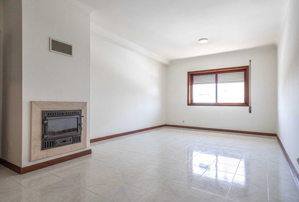 Apartamento T2+1 renovado com garagem fechada | Mafamude