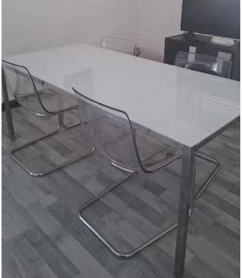 Mesa com estrutura em aluminio com tampo em  vidro + quatro cadeiras