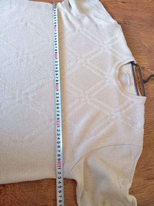 Damski, beżowy sweterek ze srebrną nitką, rozmiar 46