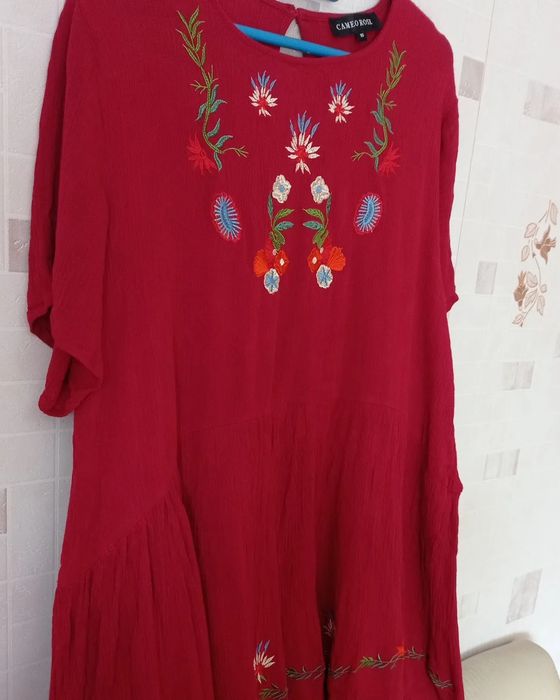 Неповторна вишита сукня Cameo Rose від New Look, темно-червона
