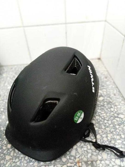 Capacete Btwin preto – usado só 3 vezes
