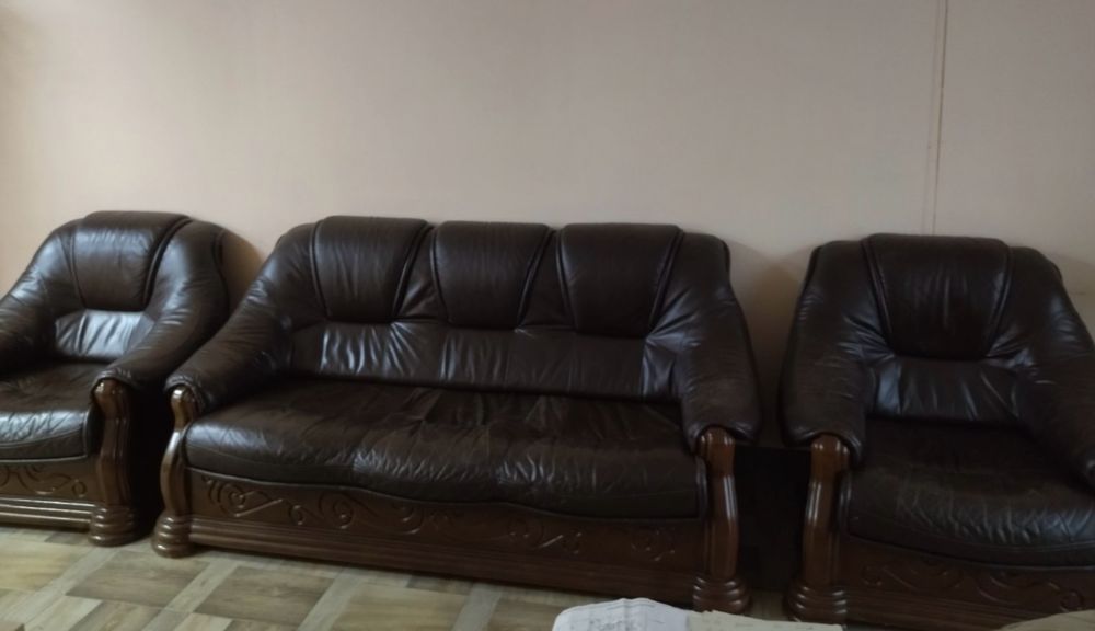Шкірянийдиван  з двома кріслами  б/у