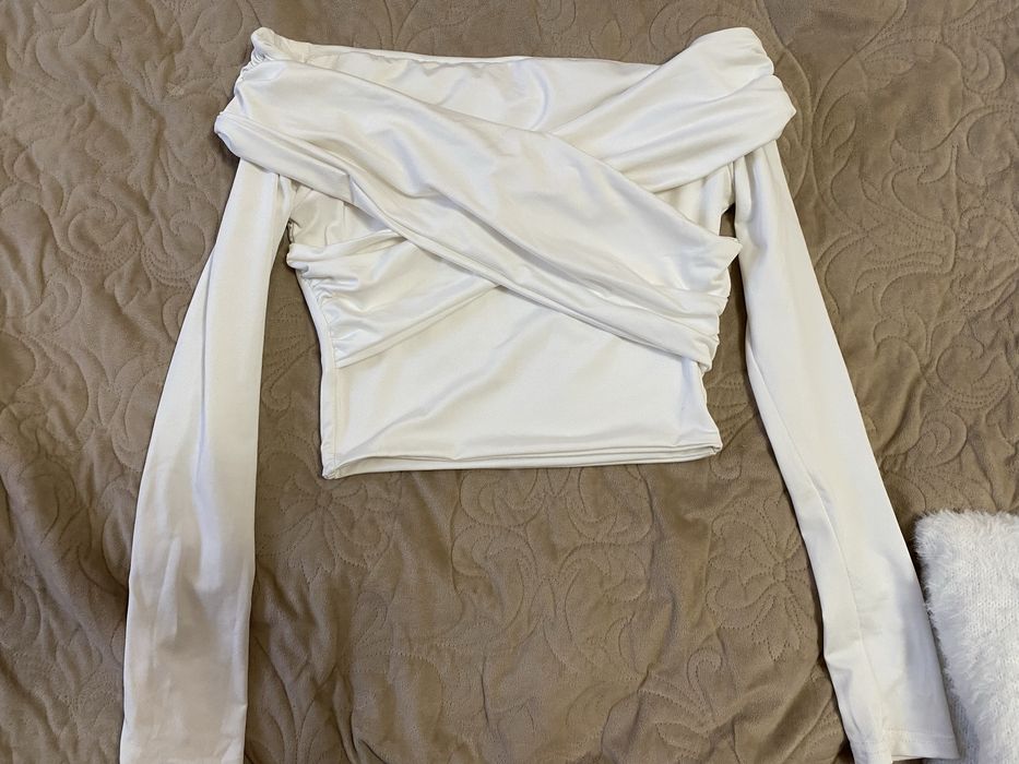 Белый топи,размер хс на маленькую с