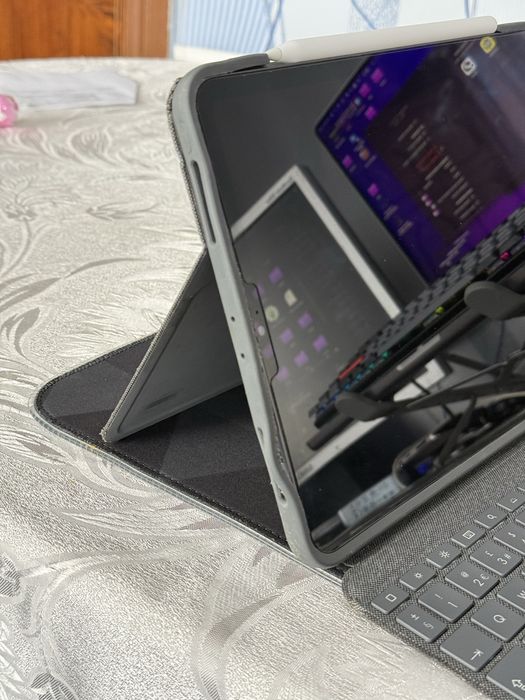 Клавіатура Logitech Folio Touch для iPad Pro 11