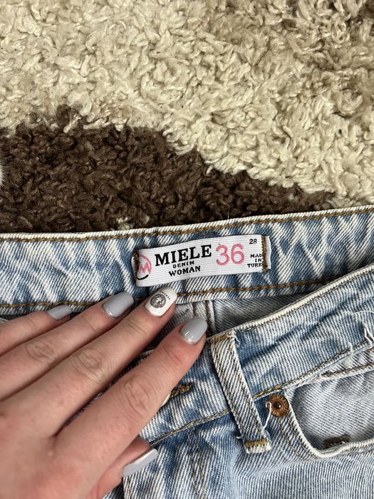 Джинси з заводськими вирізами на карманах mom