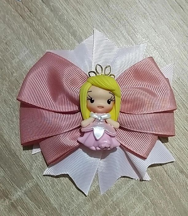 Laços para cabelos.