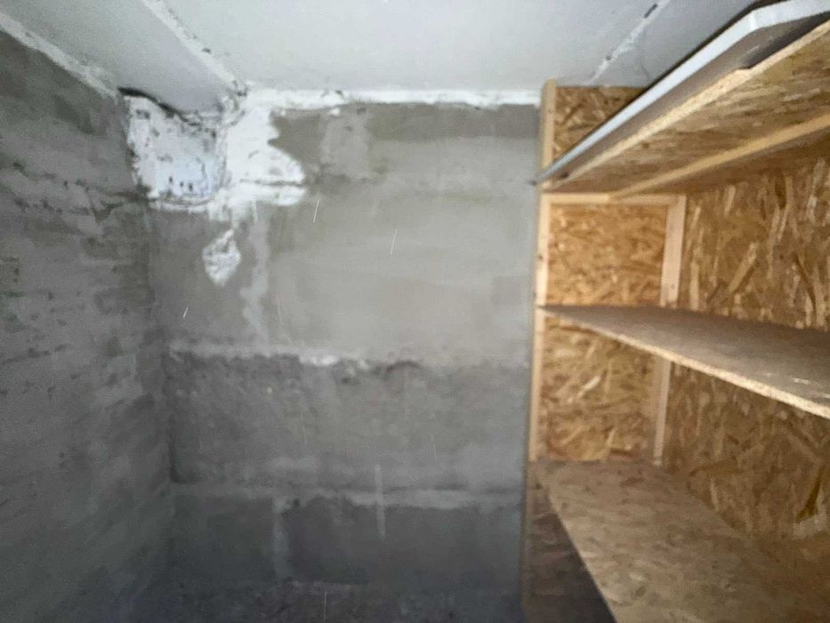 (5) Продам комору в житловому будинку 8116